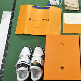 Louis Vuitton B22 Sneakers