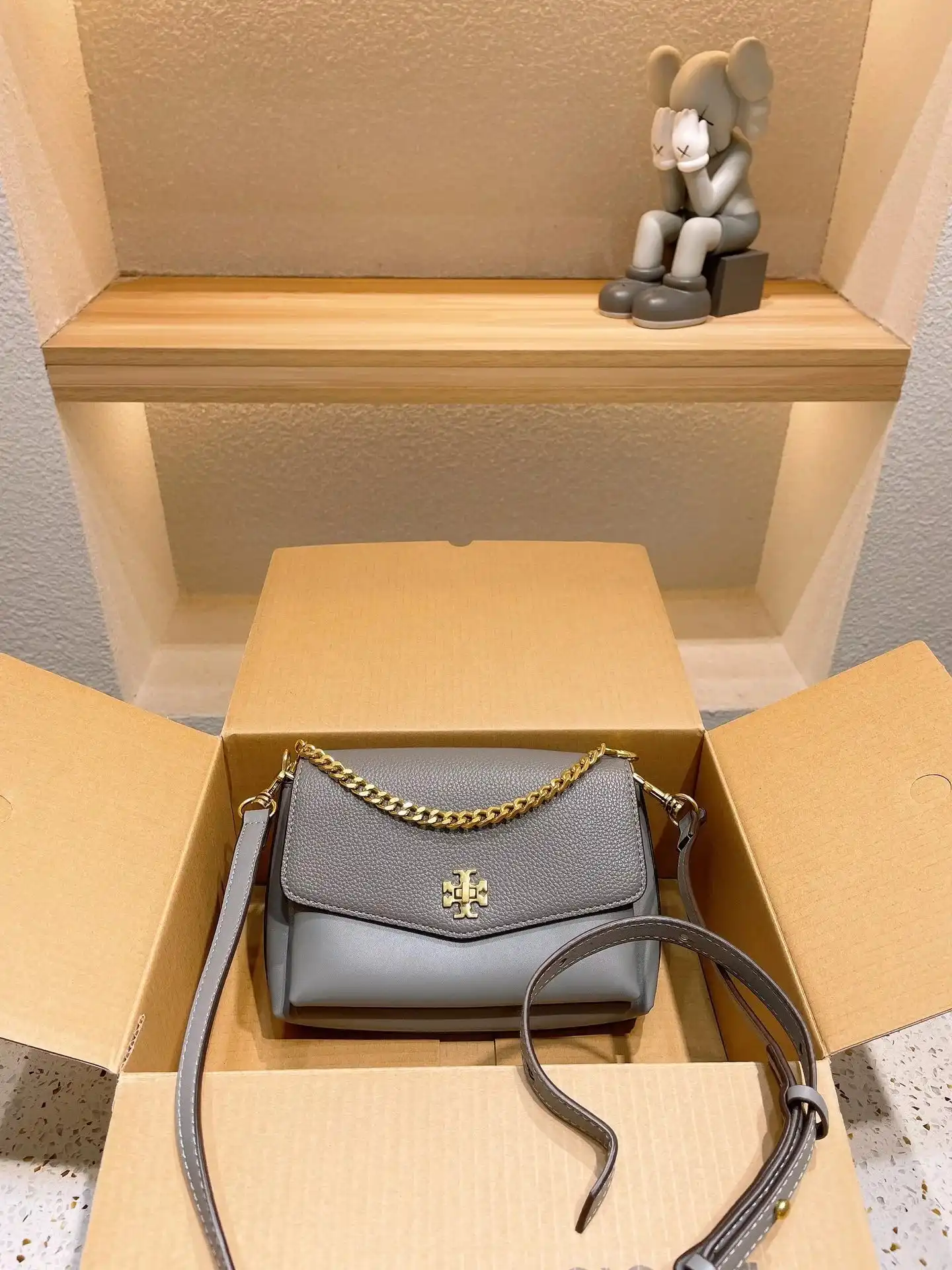 Handbag product image 8