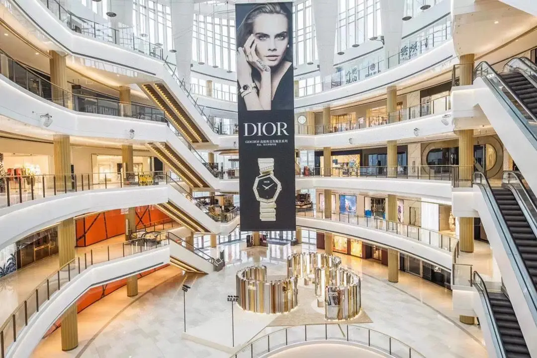 Dior women’s quartz watch image 10