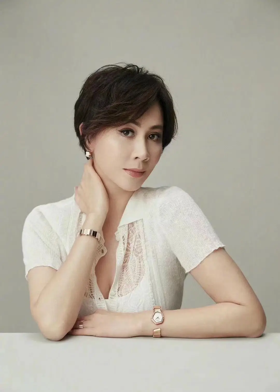 Dior women’s quartz watch image 13