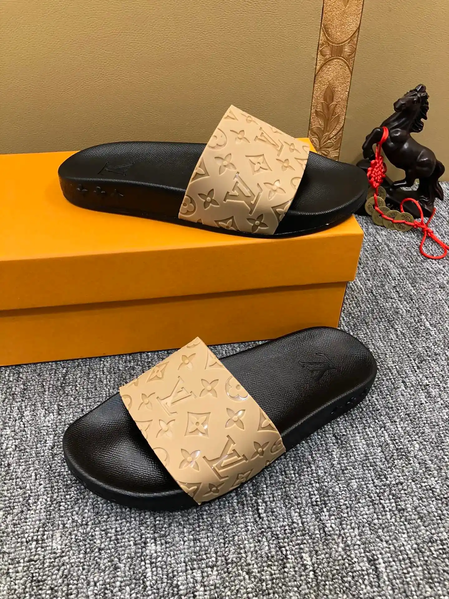 Louis Vuitton Slippers